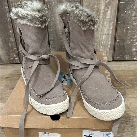 Toms Shoes - TOMS Vista Pull On faux fur waterproof Boot 6.5